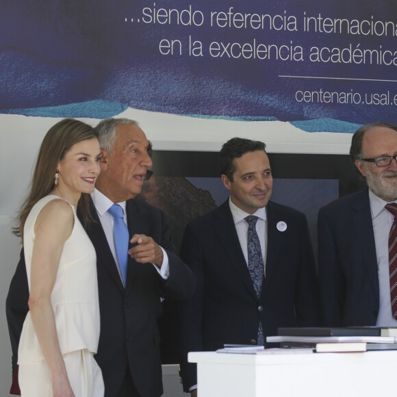 Le roi Felipe VI et la reine Letizia d'espagne reçoivent le président portugais Marcelo Rebelo de Sousa à l'occasion de l'inauguration du salon du livre à Madrid le 26 mai 2017