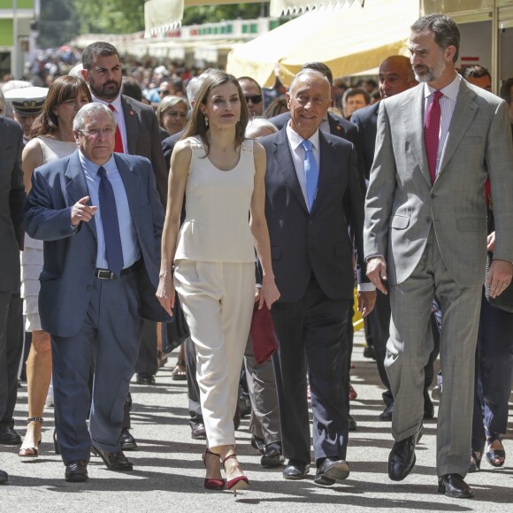Le roi Felipe VI et la reine Letizia d'espagne reçoivent le président portugais Marcelo Rebelo de Sousa à l'occasion de l'inauguration du salon du livre à Madrid le 26 mai 2017