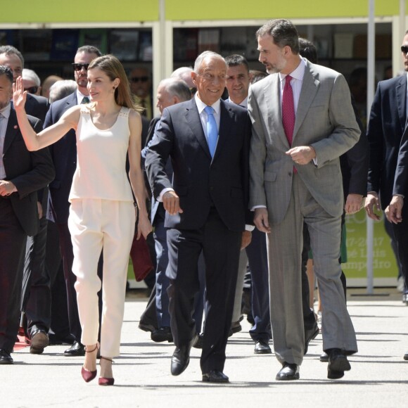 Le roi Felipe VI et la reine Letizia d'Espagne au salon du livre du parc du Retiro à Madrid, le 26 mai 2017