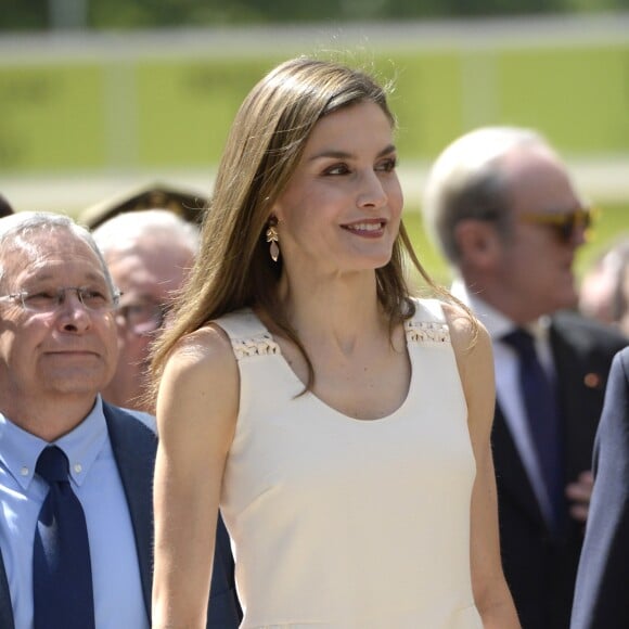 Le roi Felipe VI et la reine Letizia d'Espagne au salon du livre du parc du Retiro à Madrid, le 26 mai 2017