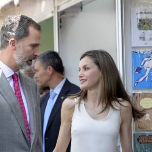 Le roi Felipe VI et la reine Letizia d'Espagne au salon du livre du parc du Retiro à Madrid, le 26 mai 2017