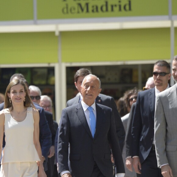 Le roi Felipe VI et la reine Letizia d'Espagne au salon du livre du parc du Retiro à Madrid, le 26 mai 2017