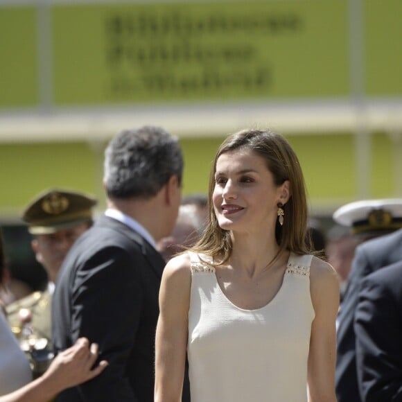 Le roi Felipe VI et la reine Letizia d'Espagne au salon du livre du parc du Retiro à Madrid, le 26 mai 2017