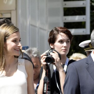 Le roi Felipe VI et la reine Letizia d'Espagne au salon du livre du parc du Retiro à Madrid, le 26 mai 2017