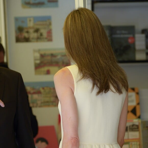 Le roi Felipe VI et la reine Letizia d'Espagne au salon du livre du parc du Retiro à Madrid, le 26 mai 2017