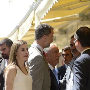 Le roi Felipe VI et la reine Letizia d'Espagne au salon du livre du parc du Retiro à Madrid, le 26 mai 2017