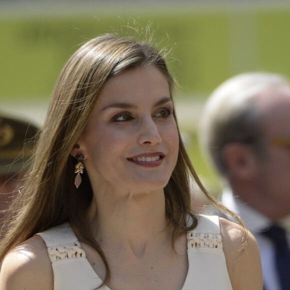 Le roi Felipe VI et la reine Letizia d'Espagne au salon du livre du parc du Retiro à Madrid, le 26 mai 2017