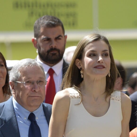 Le roi Felipe VI et la reine Letizia d'Espagne au salon du livre du parc du Retiro à Madrid, le 26 mai 2017