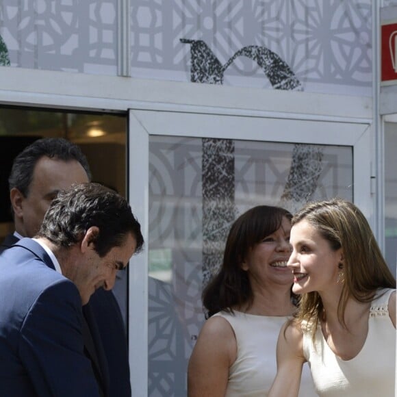 Le roi Felipe VI et la reine Letizia d'Espagne au salon du livre du parc du Retiro à Madrid, le 26 mai 2017