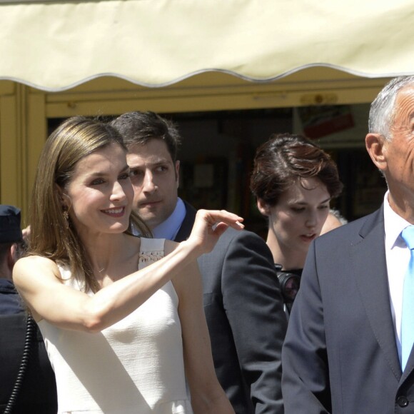 Le roi Felipe VI et la reine Letizia d'Espagne au salon du livre du parc du Retiro à Madrid, le 26 mai 2017