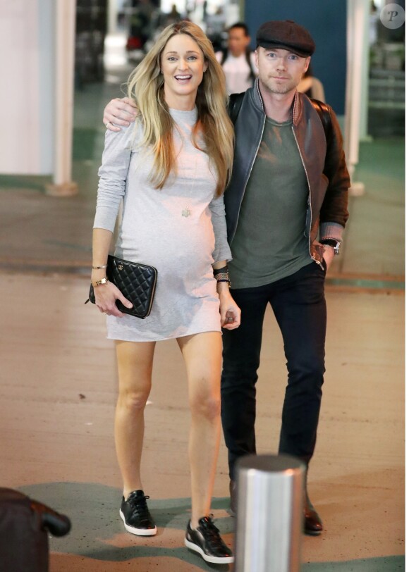 Exclusif - Storm Keating enceinte va chercher son mari Ronan Keating à l'aéroport de Sydney, le 27 mars 2017.