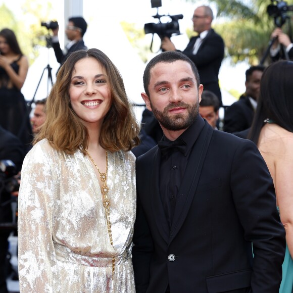 Alysson Paradis et son compagnon Guillaume Gouix - Montée des marches du film "Loving" lors du 69ème Festival International du Film de Cannes. Le 16 mai 2016.