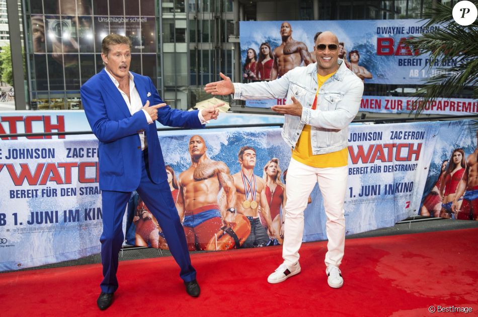 David Hasselhoff Et Dwayne Johnson Photocall De Baywatch Au Sony Center Berlin Le Mai