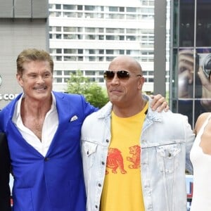 Jon Bass, Priyanka Chopra, Alexandra Daddario, David Hasselhoff, Dwayne Johnson, Ilfenesh Hadera, Kelly Rohrbach et Zac Efron lors du photocall du film "Baywatch : Alerte à Malibu" au centre Sony de Berlin le 30 mai 2017.