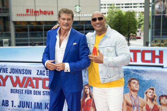 David Hasselhoff et Dwayne Johnson - Photocall de 'Baywatch' au Sony Center à Berlin, le 30 mai 2017