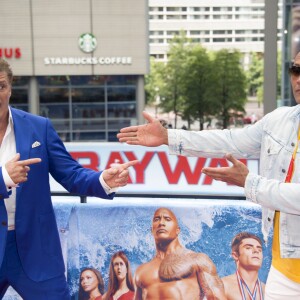 David Hasselhoff et Dwayne Johnson - Photocall de 'Baywatch' au Sony Center à Berlin, le 30 mai 2017