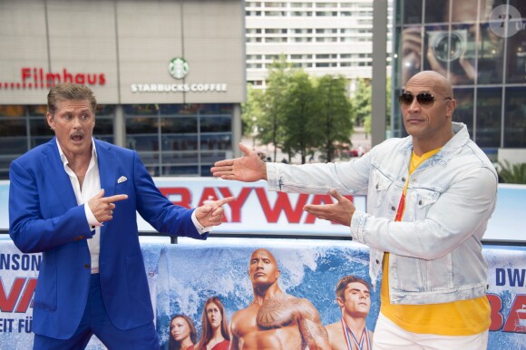 David Hasselhoff et Dwayne Johnson - Photocall de 'Baywatch' au Sony Center à Berlin, le 30 mai 2017