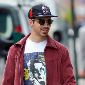 Joe Jonas se balade avec Cole Whittle dans les rues de New York, le 27 avril 2017.