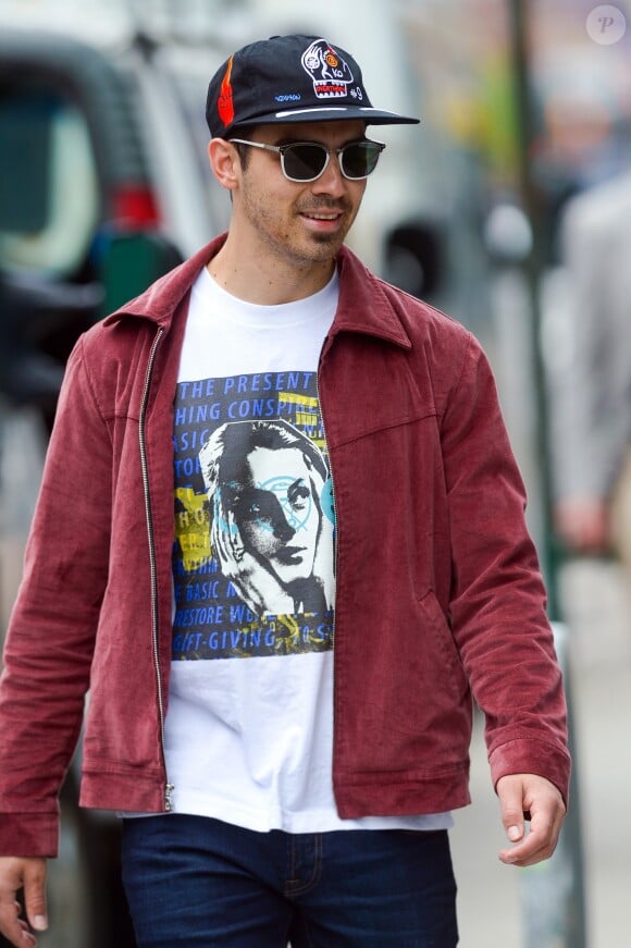 <p>Joe Jonas se balade avec Cole Whittle dans les rues de New York, le 27 avril 2017.</p>