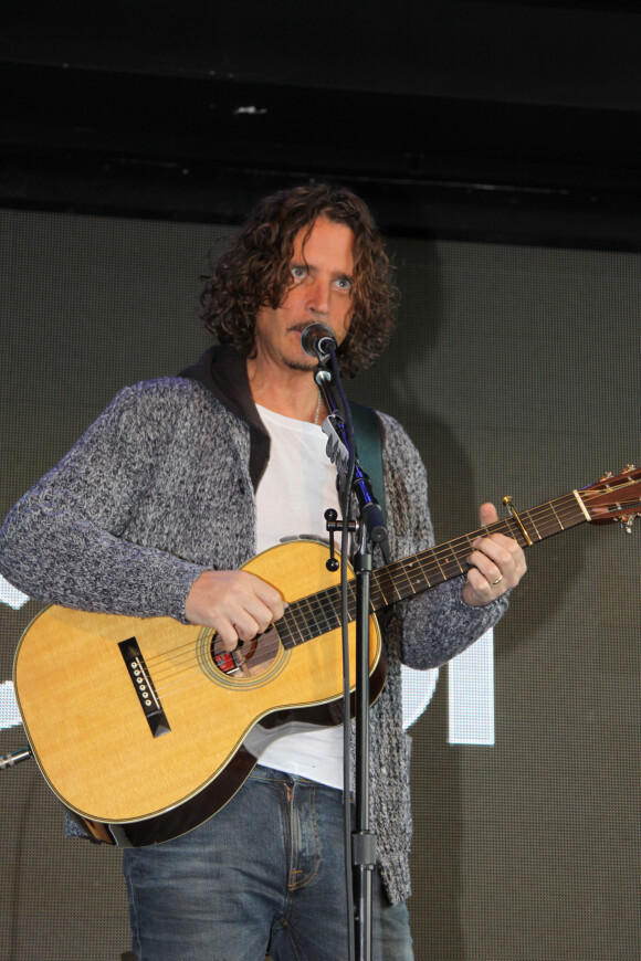 Chris Cornell chante pour une radio locale de la station DC à Bethesday, Maryland, le 17 décembre 2015. Deux semaines après sa mort le 18 mai 2017 à Détroit, le rapport d'analyses toxicologiques a révélé que le rockeur de Soundgarden et Audioslave avait plusieurs substances médicamenteuses dans l'organisme.