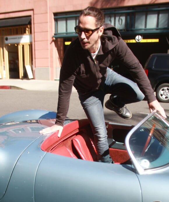 Chris Cornell avec sa Porsche à Beverly Hills le 10 février 2016. Deux semaines après sa mort le 18 mai 2017 à Détroit, le rapport d'analyses toxicologiques a révélé que le rockeur de Soundgarden et Audioslave avait plusieurs substances médicamenteuses dans l'organisme. © CPA/Bestimage