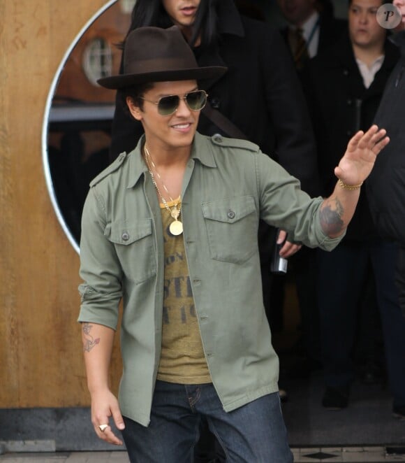 Le chanteur Bruno Mars quitte les studios de la radio One a Londres. Le 6 decembre 2012