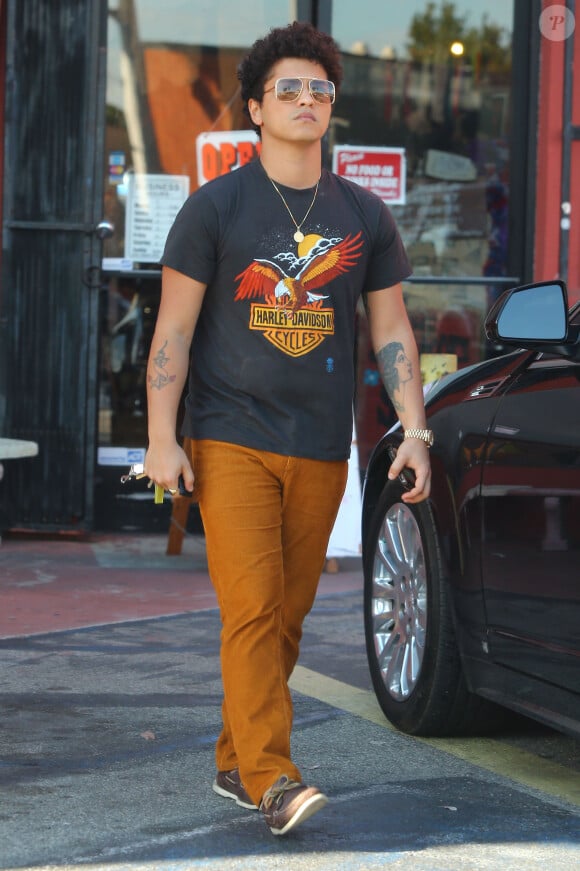 Exclusif - Bruno Mars fait du shopping a West Hollywood, le 17 novembre 2012.