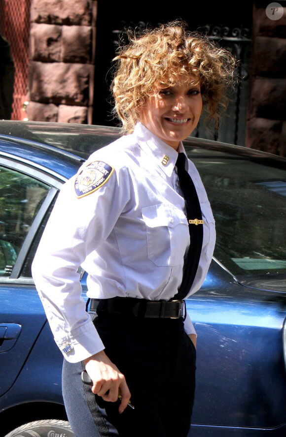 Jennifer Lopez en uniforme d'agent de police sur le tournage de 'Shades of Blue' à New York, le 19 mai 2017 © CPA/Bestimage