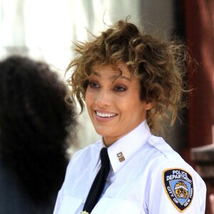 Jennifer Lopez tourne une scène de la série "Shades of Blue" avec Sarah Jeffery (qui joue sa fille à l'écran) à New York, le 19 mai 2017