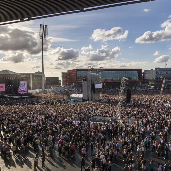 Ariana Grande est remontée sur scène à Manchester, dimanche, moins de deux semaines après qu'une attaque contre son concert eut fait 22 morts et des dizaines de blessés. Son spectacle-bénéfice "One Love Manchester" a pour but d'amasser des fonds pour les victimes de cette attaque à la bombe. Plusieurs artistes se sont ralliés à sa cause, dont Justin Bieber, Coldplay, Robbie Williams et Miley Cyrus. A Manchester le 4 juin 2017