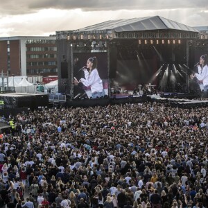 Ariana Grande est remontée sur scène à Manchester, dimanche, moins de deux semaines après qu'une attaque contre son concert eut fait 22 morts et des dizaines de blessés. Son spectacle-bénéfice "One Love Manchester" a pour but d'amasser des fonds pour les victimes de cette attaque à la bombe. Plusieurs artistes se sont ralliés à sa cause, dont Justin Bieber, Coldplay, Robbie Williams et Miley Cyrus. A Manchester le 4 juin 2017