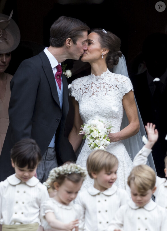 Pippa Middleton et son époux James Matthews lors de leur mariage à Englefield dans le Berkshire (Angleterre) le 20 mai 2017.