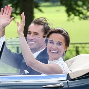 Pippa Middleton et son époux James Matthews lors de leur mariage à Englefield dans le Berkshire (Angleterre) le 20 mai 2017.