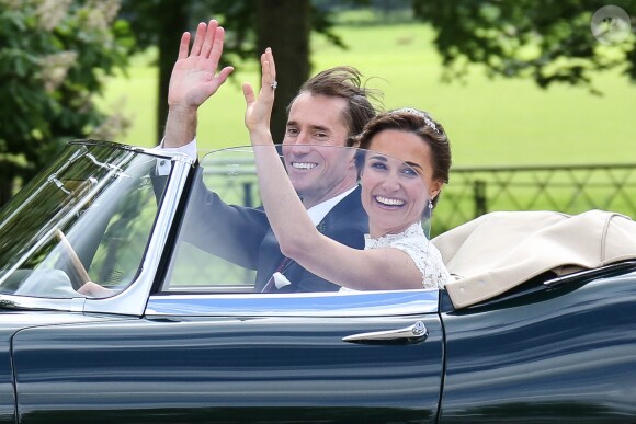 Pippa Middleton et son époux James Matthews lors de leur mariage à Englefield dans le Berkshire (Angleterre) le 20 mai 2017.