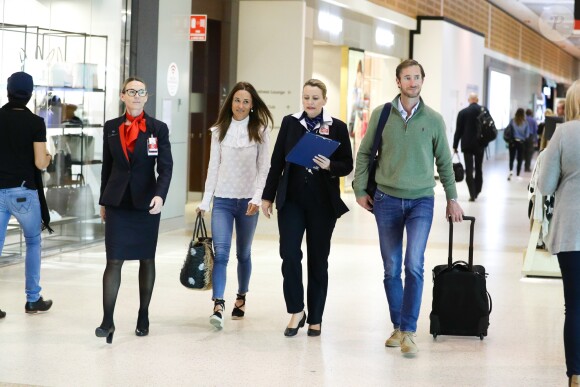 James Matthew, mari de Pippa Middleton (ici lors de leur passage par l'aéroport de Sydney pour rallier Darwin, le 1er juin 2017 en Australie), porte bien à l'annulaire de la main gauche une alliance, un usage peu courant chez les hommes de la haute société britannique.