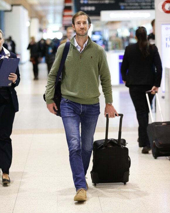 James Matthew, mari de Pippa Middleton (ici lors de leur passage par l'aéroport de Sydney pour rallier Darwin, le 1er juin 2017 en Australie), porte bien à l'annulaire de la main gauche une alliance, un usage peu courant chez les hommes de la haute société britannique.