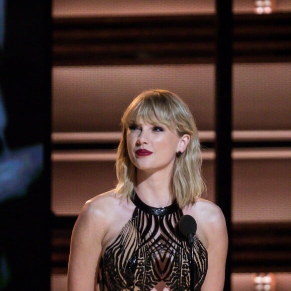 Taylor Swift à la 50ème soirée annuelle CMA Awards à Bridgestone Arena dans le Tennessee, le 2 novembre 2016 © Jason Walle via Zuma/Bestimage