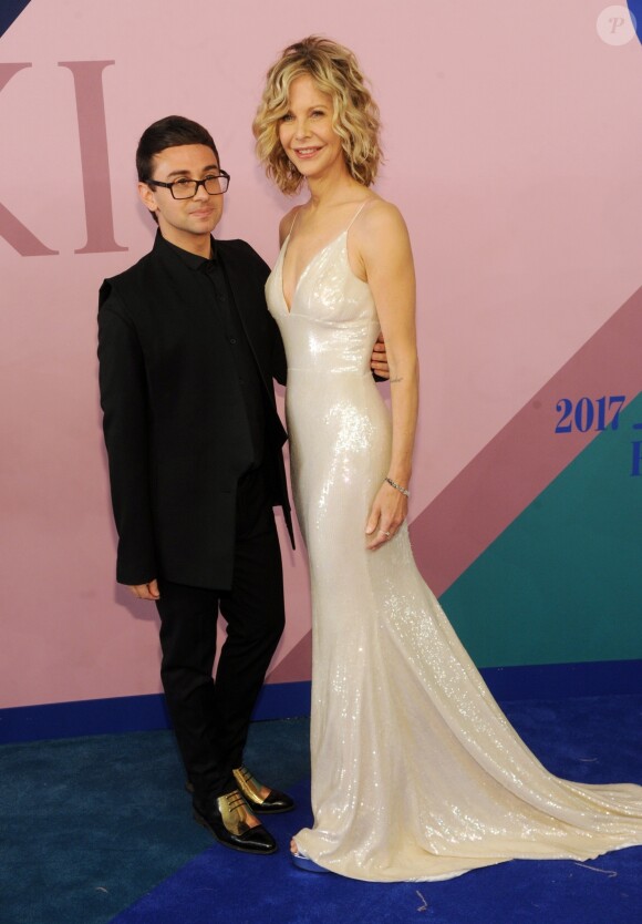 Le styliste Christian Siriano et Meg Ryan à la soirée CFDA Fashion Awards 2017 au Hammerstein Ballroom à New York, le 5 juin 2017