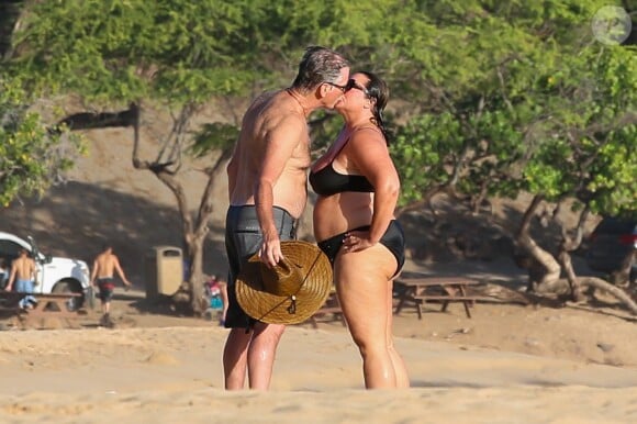 Exclusif - Pierce Brosnan embrasse sa femme Keely Shaye Smith en vacances sur une plage à Hualalai à Hawaii. Le couple profite de vacances romantiques pour fêter l'anniversaire de Pierce (64 ans). Le 18 mai 2017