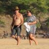 Exclusif - Pierce Brosnan discute, se promène et embrasse sa femme Keely Shaye Smith en vacances sur une plage à Hualalai à Hawaii. Le couple profite de vacances romantiques pour fêter l'anniversaire de Pierce (64 ans). Le 18 mai 2017