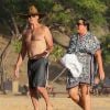 Exclusif - Pierce Brosnan se promène avec sa femme Keely Shaye Smith en vacances sur une plage à Hualalai à Hawaii. Le couple profite de vacances romantiques pour fêter l'anniversaire de Pierce (64 ans). Le 18 mai 2017