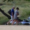 Exclusif - Pierce Brosnan discute, se promène et embrasse sa femme Keely Shaye Smith en vacances sur une plage à Hualalai à Hawaii. Le couple profite de vacances romantiques pour fêter l'anniversaire de Pierce (64 ans). Le 18 mai 2017