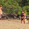 Exclusif - Pierce Brosnan discute, se promène et embrasse sa femme Keely Shaye Smith en vacances sur une plage à Hualalai à Hawaii. Le couple profite de vacances romantiques pour fêter l'anniversaire de Pierce (64 ans). Le 18 mai 2017