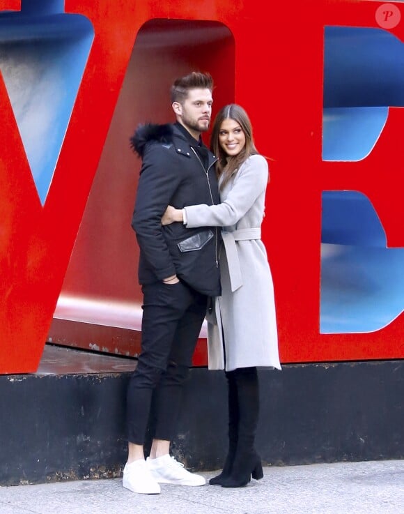 Exclusif - Iris Mittenaere (Miss Univers) et son compagnon Matthieu se promènent dans les rues de Manhattan le jour de la Saint-Valentin à New York, le 14 février 2017.