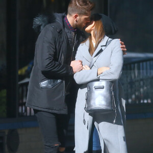 Exclusif - Iris Mittenaere (Miss Univers) et son compagnon Matthieu se promènent dans les rues de Manhattan le jour de la Saint-Valentin à New York, le 14 février 2017.