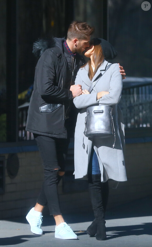 Exclusif - Iris Mittenaere (Miss Univers) et son compagnon Matthieu se promènent dans les rues de Manhattan le jour de la Saint-Valentin à New York, le 14 février 2017.