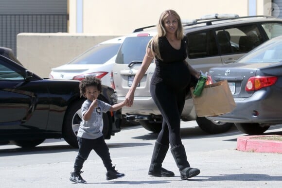 Exclusif - La chanteuse Ciara, très enceinte, emmène son fils Future Zahir à un cours de gym pour enfants à Culver City, Los Angeles, le 4 avril 2017