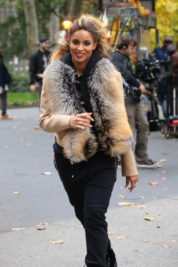Ciara danse dans la rue à New York pour les besoins d'un clip le 3 novembre 2016.