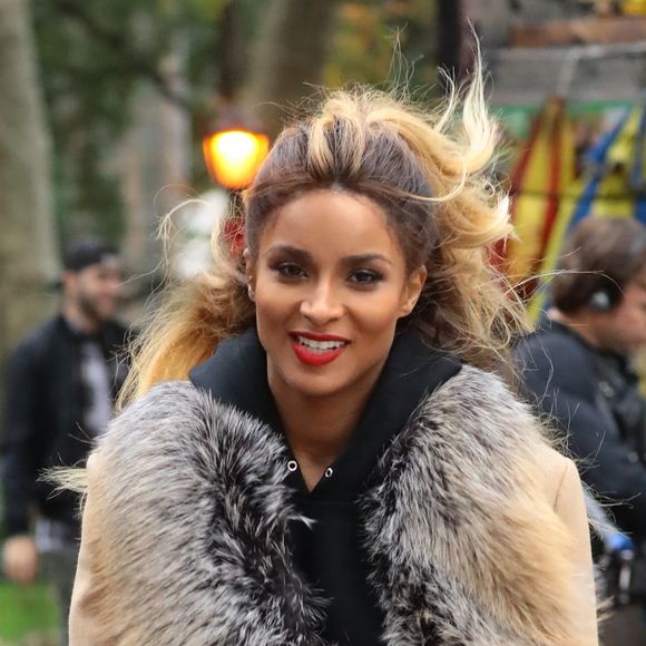 Ciara danse dans la rue à New York pour les besoins d'un clip le 3 novembre 2016.