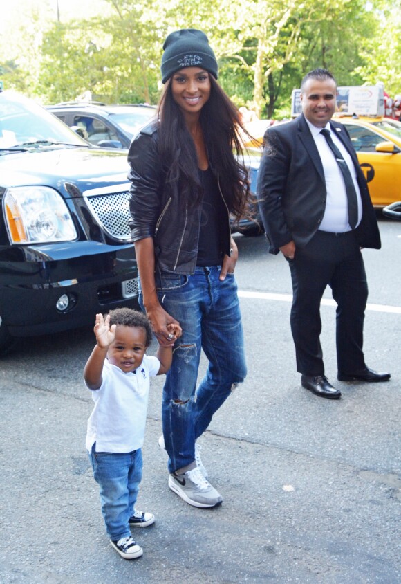 Ciara et son fils Future dans les rues de New York, le 12 août 2015.